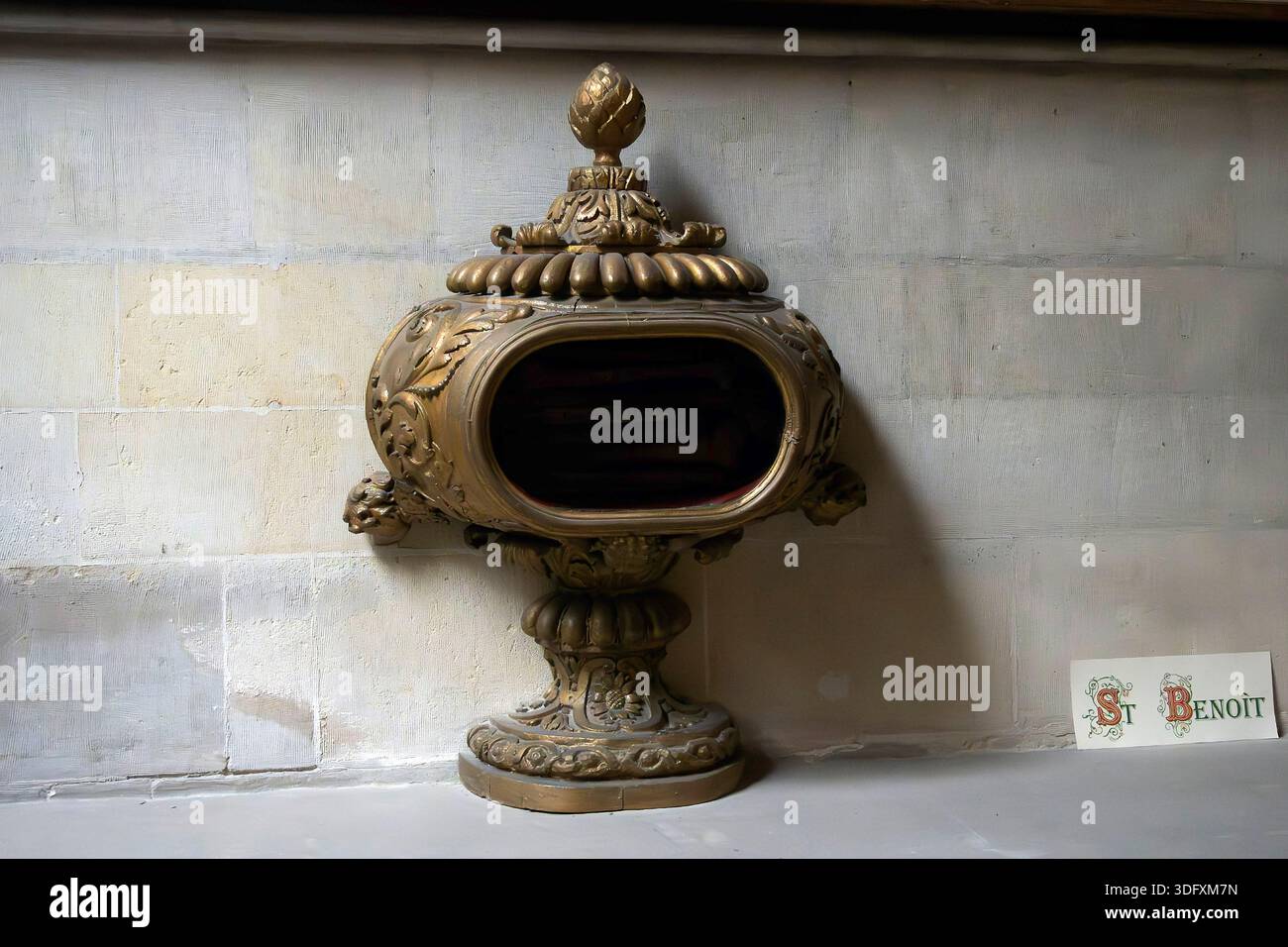 Reliquaire contenant des restes de St Benoit dans l'abbaye de Saint-Étienne à Caen, Normandie, France Banque D'Images
