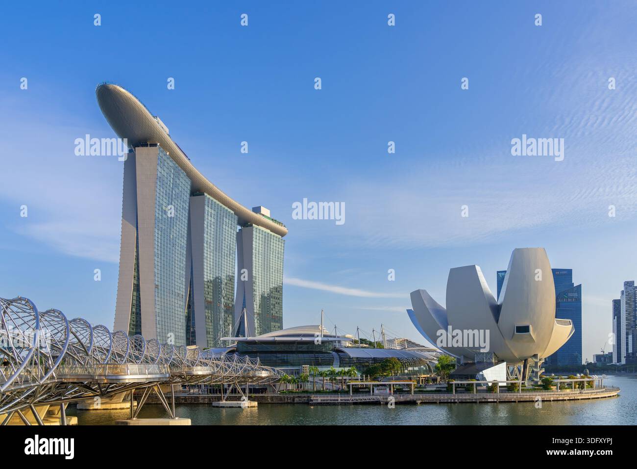 ArtScience Museum et Marina Bay Sands / MBS, hôtel de luxe 5 étoiles et complexe hôtelier intégré au centre-ville de Singapour, en Asie du Sud-est Banque D'Images