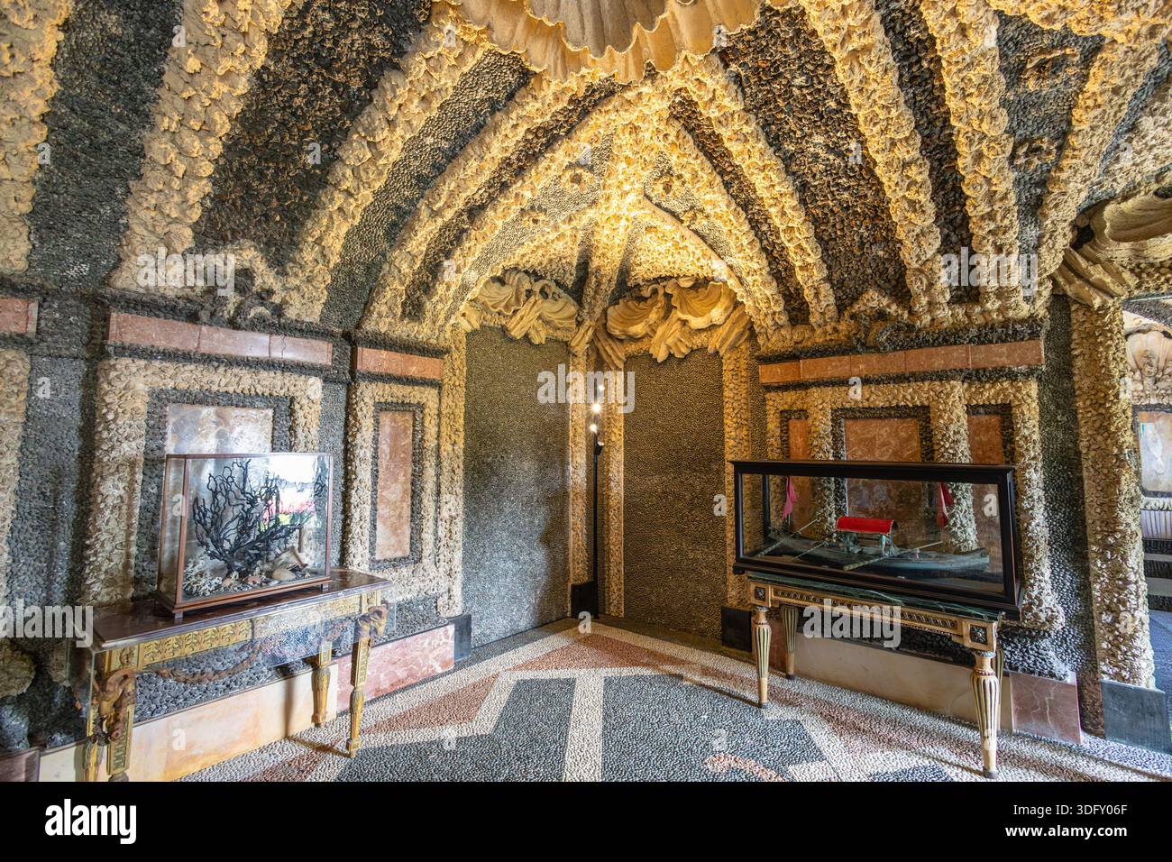 ISOLA BELLA, ITALIE, 06.21.2025:intérieur de galerie ressemblant à un musée avec un plafond voûté en pierre texturée et des murs en mosaïque. Les vitrines en verre peuvent contenir un Banque D'Images