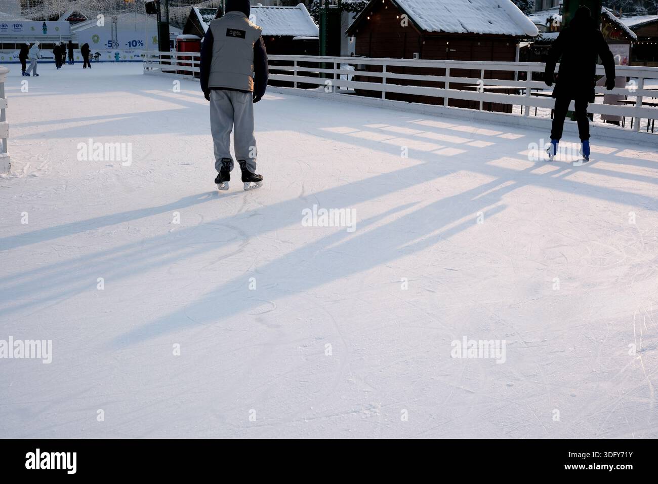 Deux patineurs glissent gracieusement sur de la glace fraîche sous un ciel hivernal lumineux. Kiev, Ukraine, Expocenter de l'Ukraine. 14 janvier 2026. Banque D'Images