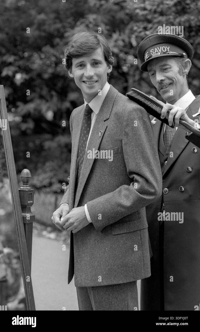 Le champion olympique Sebastian Coe, prix de l'homme le mieux habillé décerné par la Menswear Association of Britain, Embankment Gardens, Londres août 1984 Banque D'Images