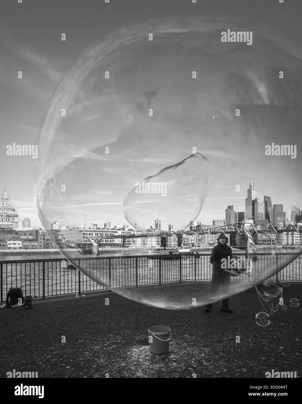 Une image en noir et blanc d'un artiste géant de la bulle sur la rive sud à Londres. Banque D'Images
