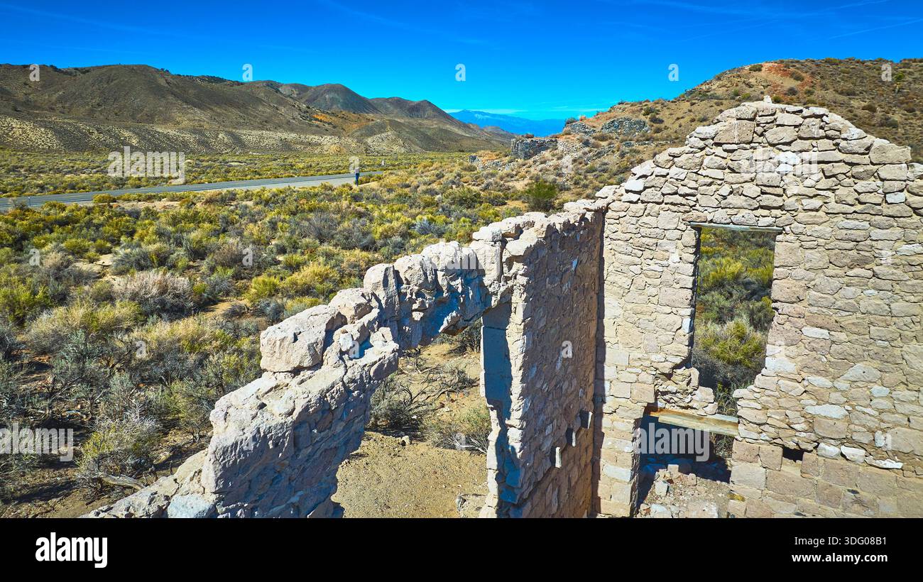 Structure en pierre abandonnée désert paysage et route California High Desert Banque D'Images