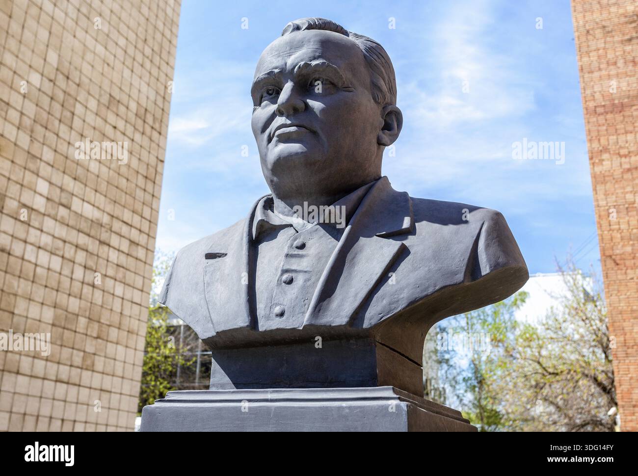 Samara, Russie - 6 mai 2018 : monument au Sergey Korolev, célèbre créateur de roquettes soviétiques et ingénieur spatial près de l'Université d'État de Samara Banque D'Images