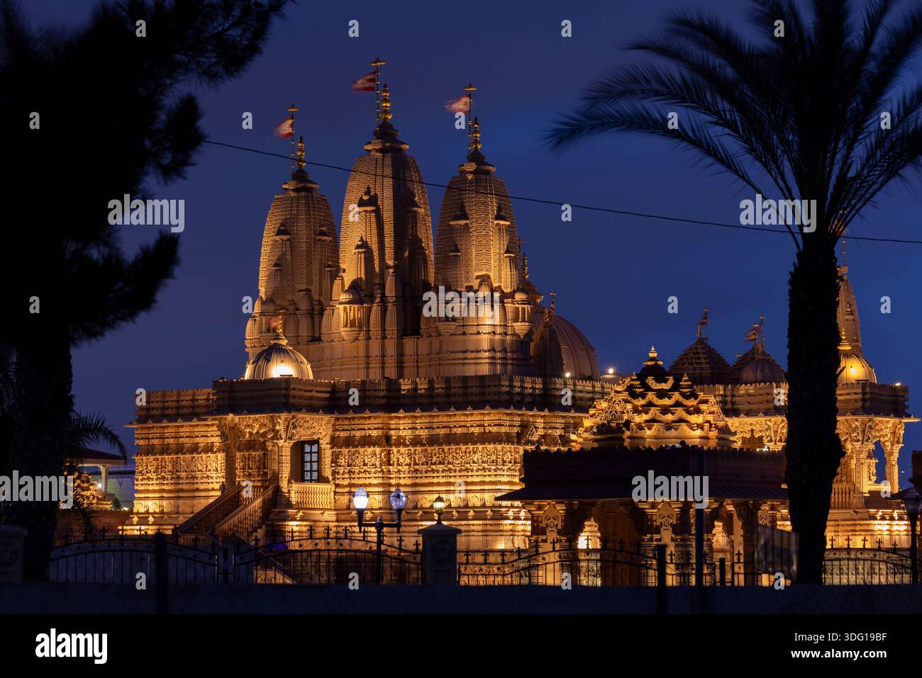 Chino Hills, Californie, États-Unis - 1er mars 2025 : des lumières artificielles illuminent les tours du temple hindou de BAPS Shri Swaminarayan Mandir. Banque D'Images
