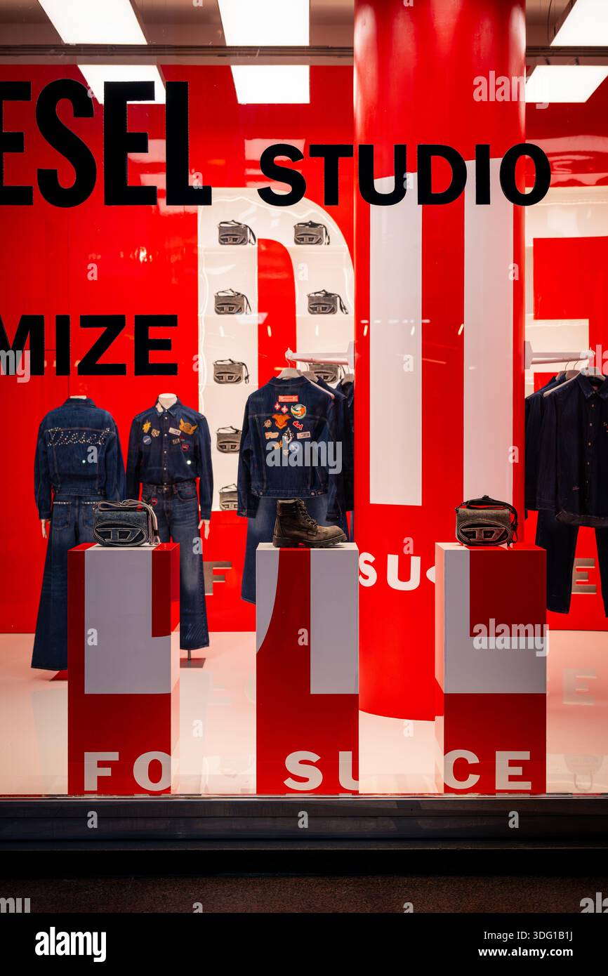 Milan, Italie - 2026, 13 janvier : vif Diesel FW25 vitrine avec des accents rouges audacieux, des vestes en denim et des sacs à main de luxe, capturant l'Itali moderne Banque D'Images