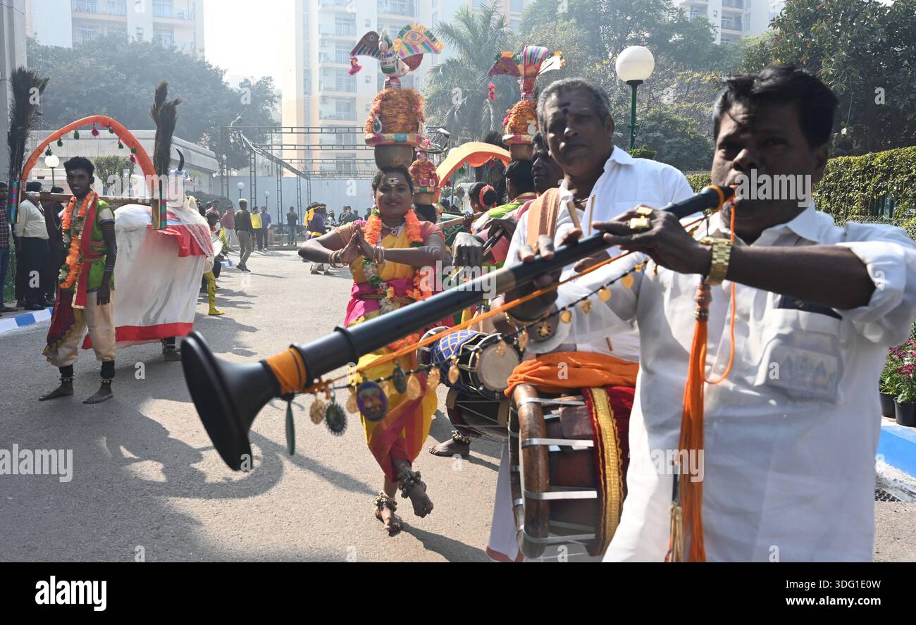 NEW DELHI, INDE - 14 JANVIER : artistes interprétant une musique folk tamoule et dansant à la Tamil Nadu House pendant les célébrations du festival Pongal le 14 janvier 2026 à New Delhi, Inde. Photo Sonu Mehta/Hindustan Times Fête du Pongal à Tamil Nadu House à Delhi Banque D'Images
