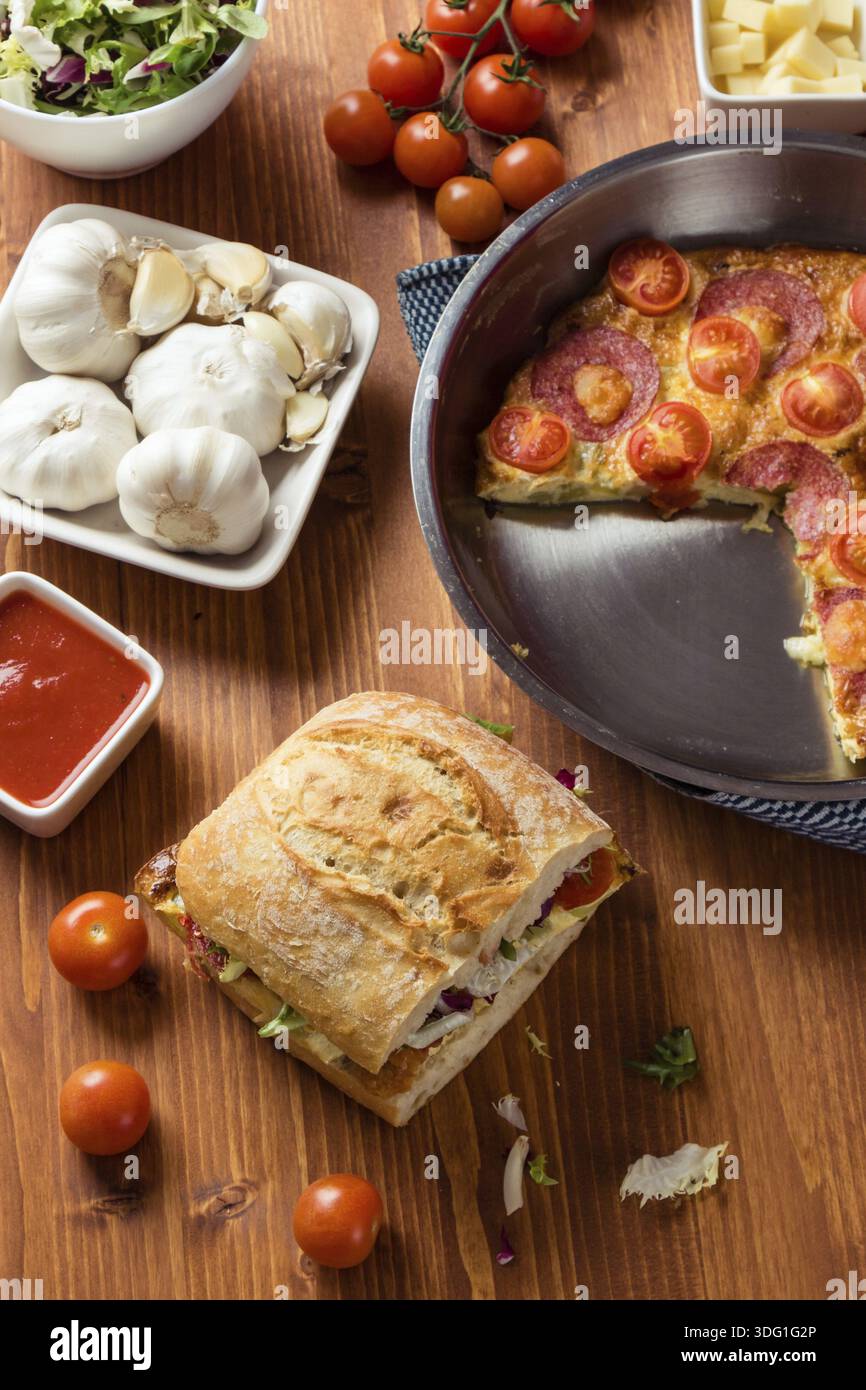 Grand sandwich frittata ciabatta sur la table du petit déjeuner Banque D'Images