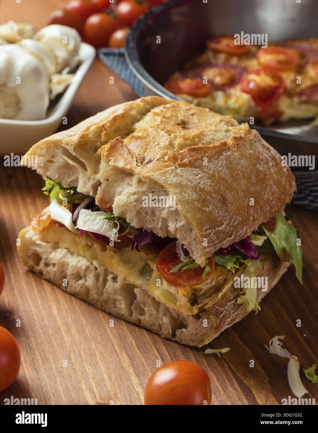 Grand sandwich frittata ciabatta sur la table du petit déjeuner Banque D'Images