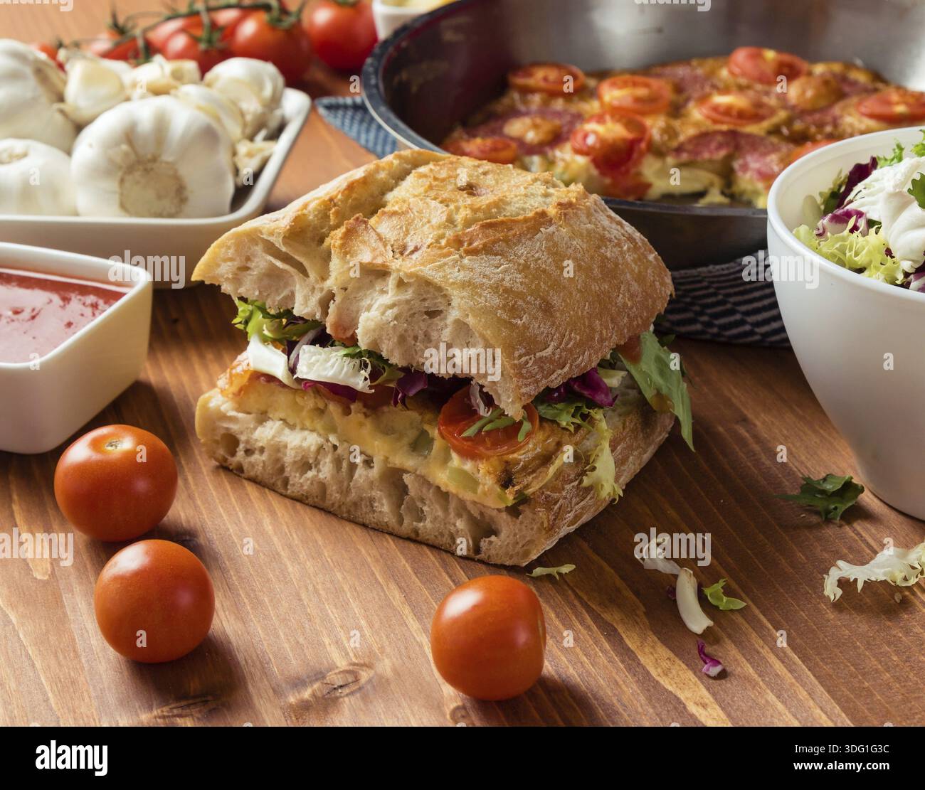 Grand sandwich frittata ciabatta sur la table du petit déjeuner Banque D'Images