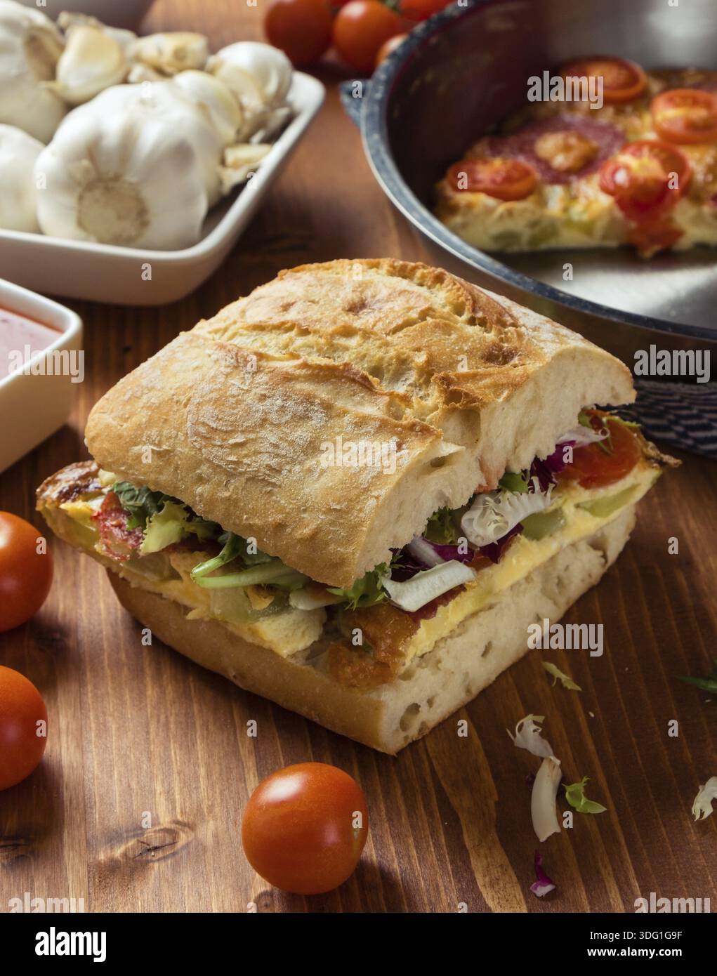 Grand sandwich frittata ciabatta sur la table du petit déjeuner Banque D'Images