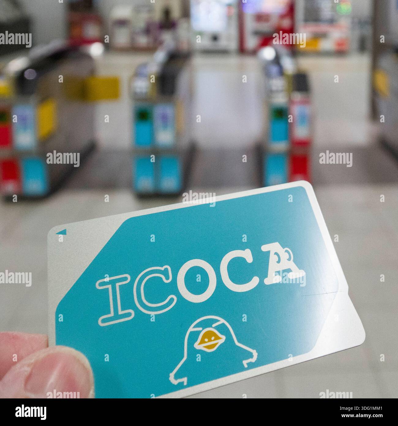 Des options de paiement pratiques, telles que la carte ICOCA, simplifient l'expérience de trajet à la gare de Kokusaikaikan à Kyoto Banque D'Images
