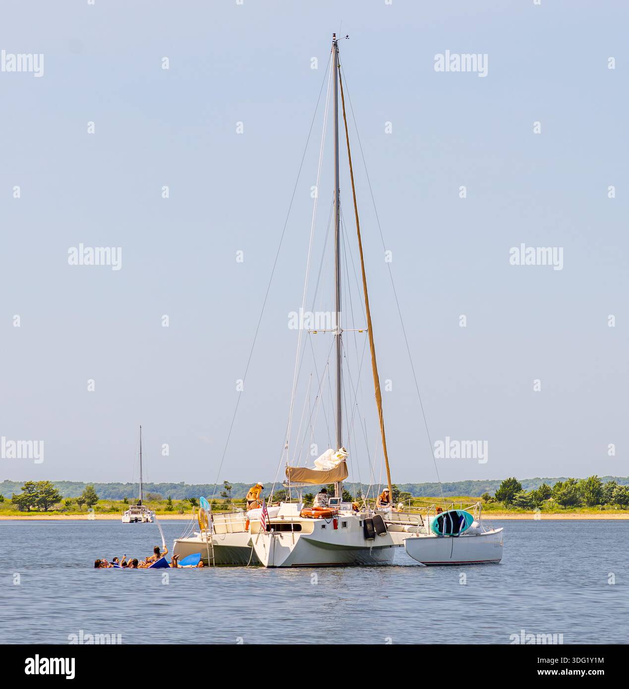 Grand catamaran charter, Cosmos avec un groupe de femmes s'amusant Banque D'Images
