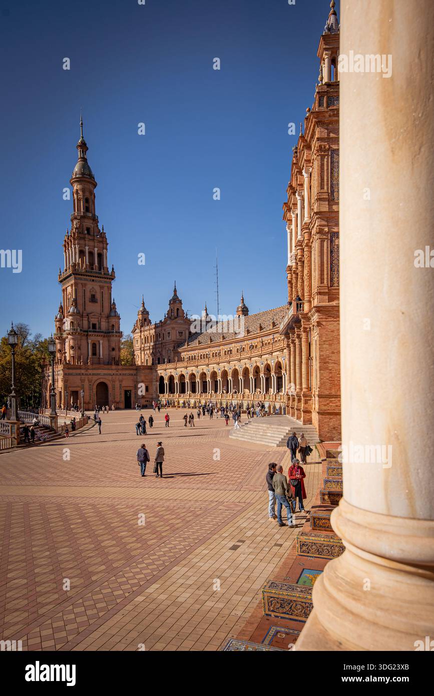Plaza de España à Séville, en Espagne, avec son architecture Renaissance ornée, ses hautes tours, ses colonnades courbes et sa spacieuse place ensoleillée Banque D'Images