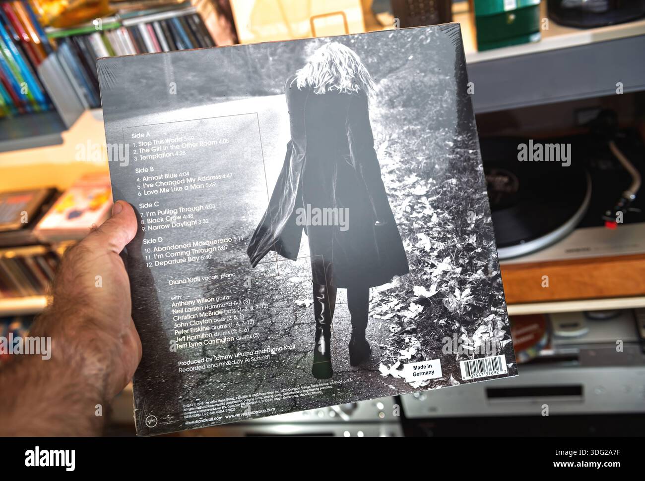 Paris, France - 9 septembre 2025 : une main tient un LP audiophile montrant sa couverture arrière en noir et blanc avec Diana Krall tracklist et crédits, capture ind Banque D'Images