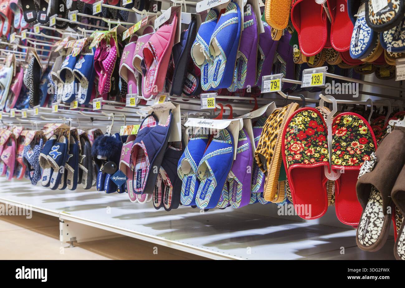 SAMARA, RUSSIE - 30 AOÛT 2014 : différentes pantoufles prêtes à la vente à la vitrine dans le nouvel hypermarché Banque D'Images