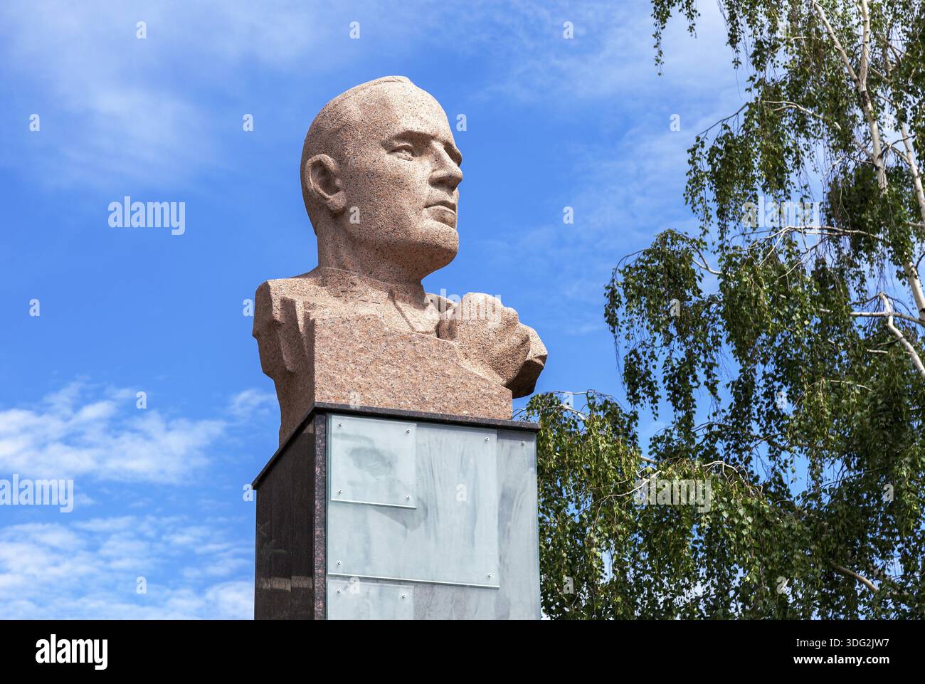 Samara, Russie - 12 juin 2017 : monument de granit Dmitry Karbyshev - un général de l'Armée rouge et héros de l'Union Soviétique Banque D'Images