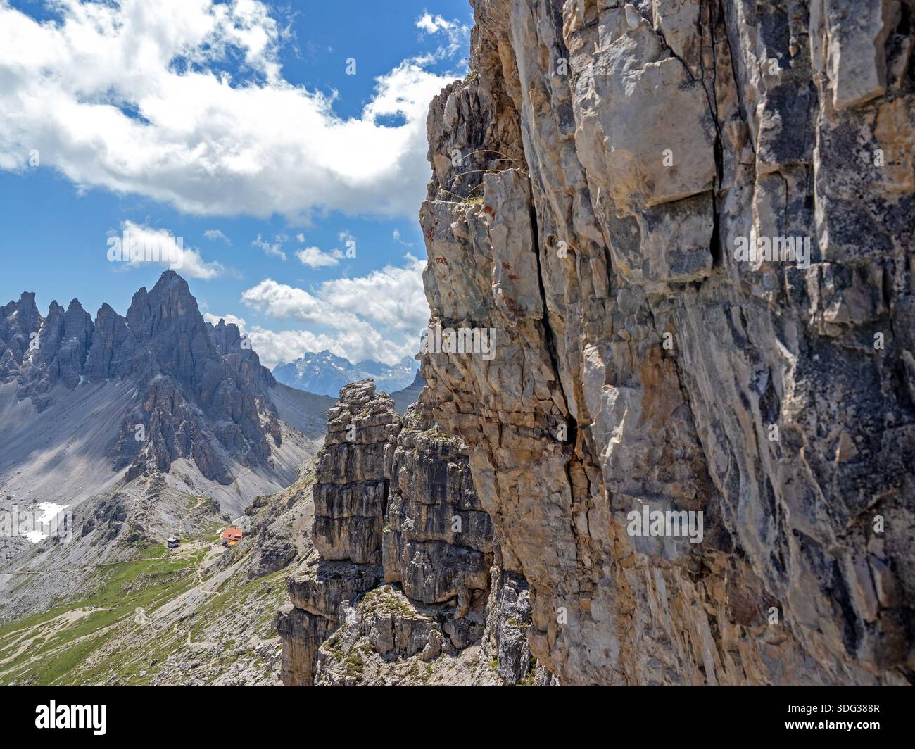 Vue le long des falaises de Torre di Toblin à Rifugio Locatelli (Drei Zinnen Hütte) Banque D'Images