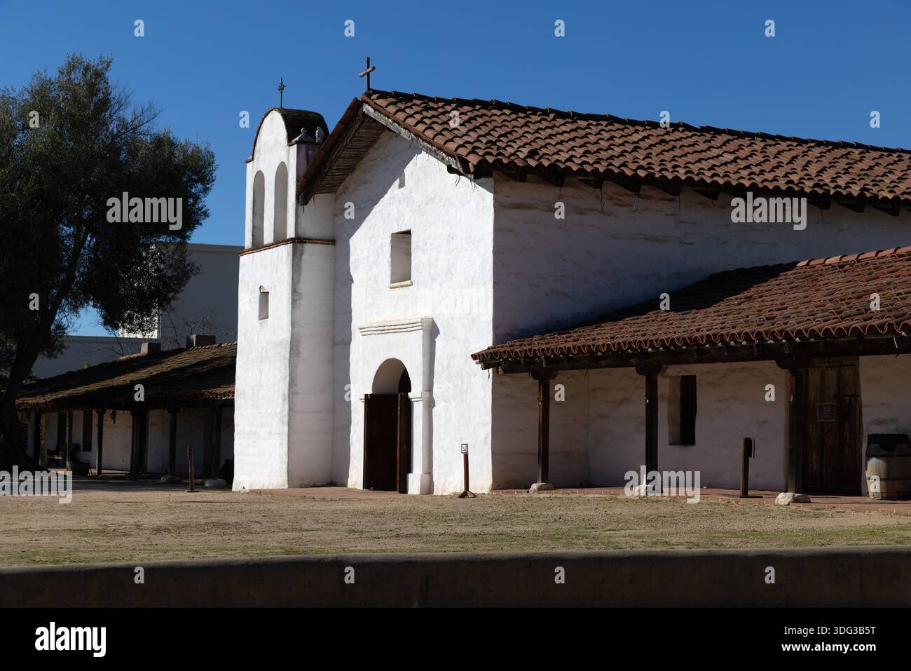Bâtiment d'église en Adobe avec murs blanchis à la chaux et toit de tuiles rouges à El Presidio à Santa Barbara, Californie, États-Unis. Banque D'Images