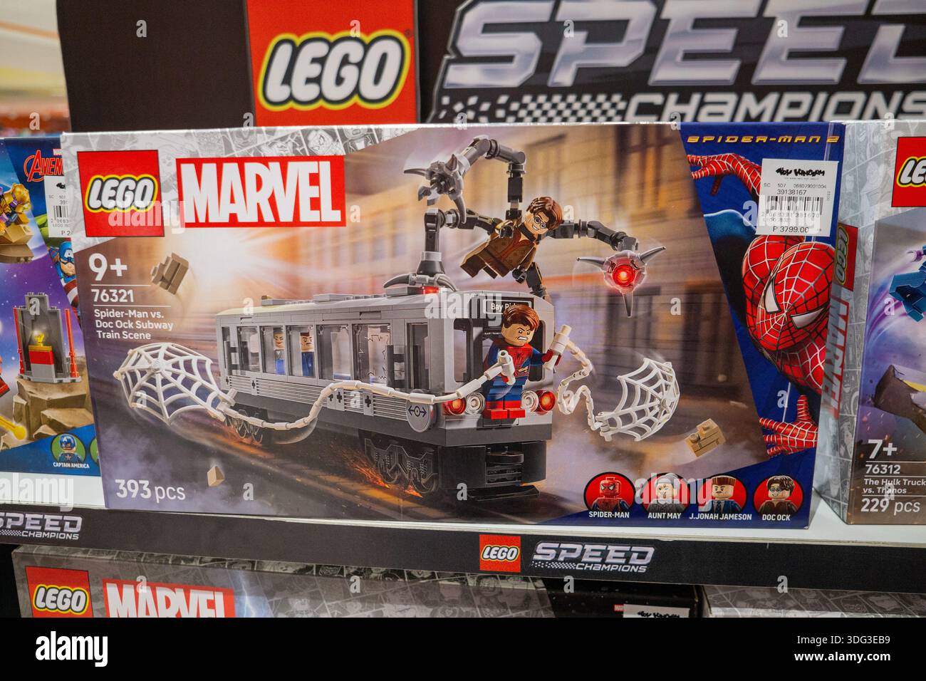 Ensemble de jeu de train de métro LEGO Marvel Spider-Man exposé sur une étagère de magasin de jouets, montrant des jouets de construction sur le thème des super-héros. Banque D'Images