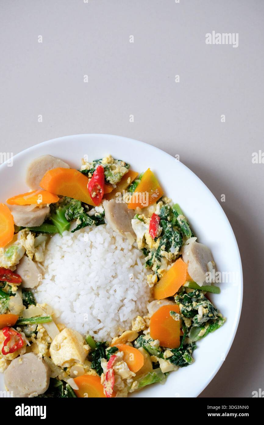 Riz servi avec du capcay, un plat chinois populaire de légumes sautés Banque D'Images