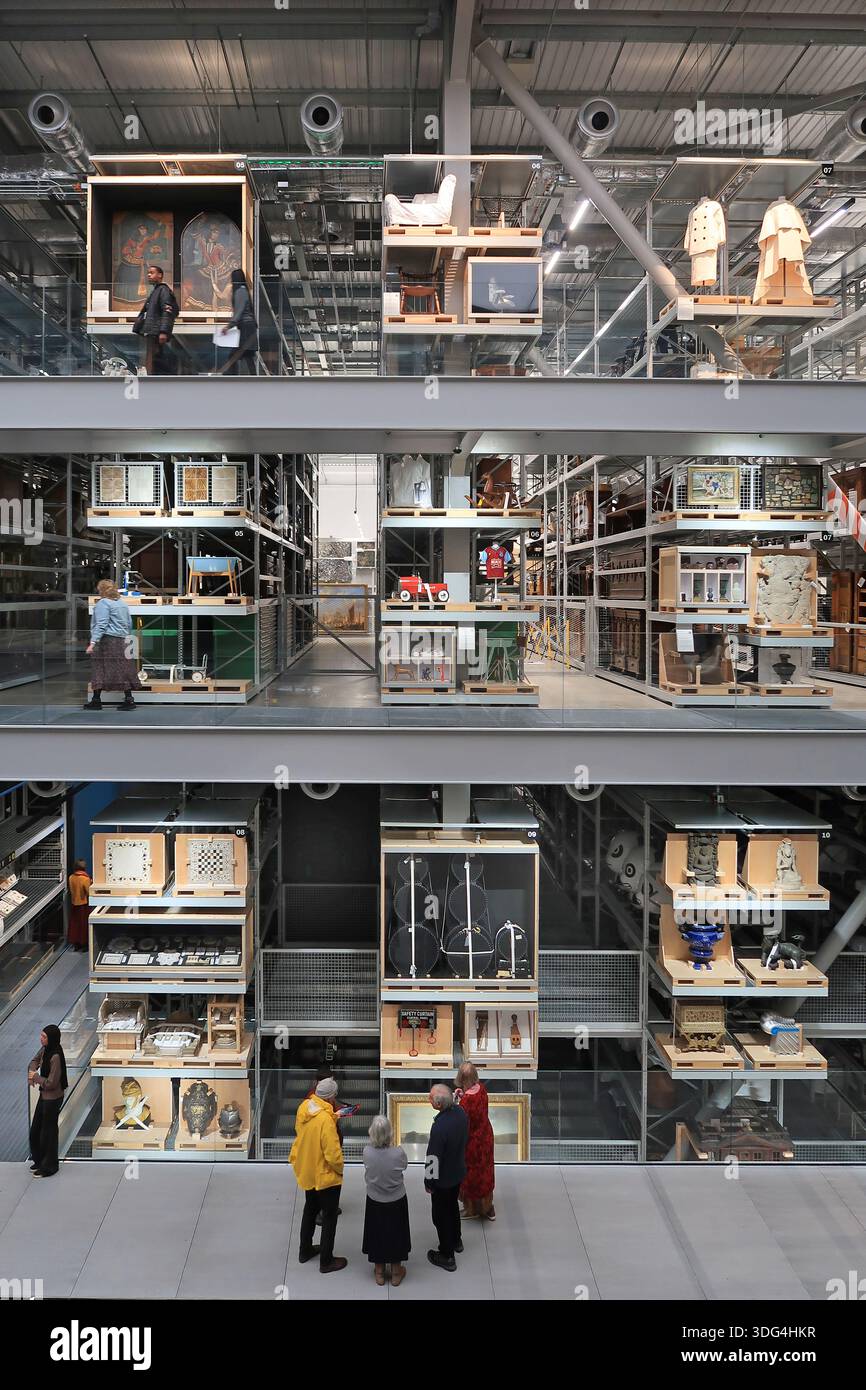 Vue intérieure du nouveau bâtiment du musée V&A Storehouse situé dans le bâtiment du centre des médias olympique de Londres 2012 transformé Banque D'Images