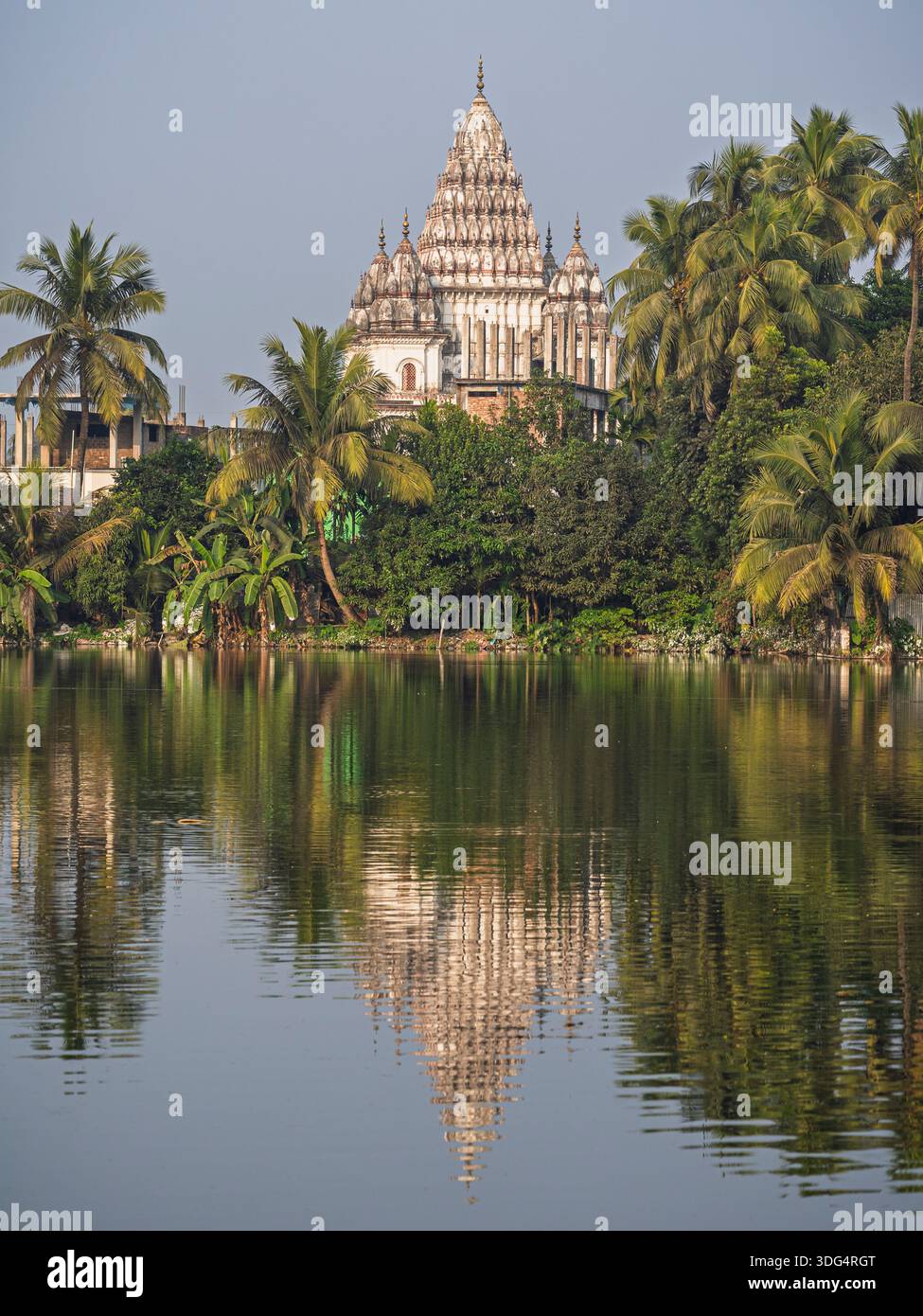 Vue verticale du paysage de l'ancien temple de Bhubaneshwar Shiva et des arbres avec reflet dans le lac, Puthia, Rajshahi, Bangladesh Banque D'Images