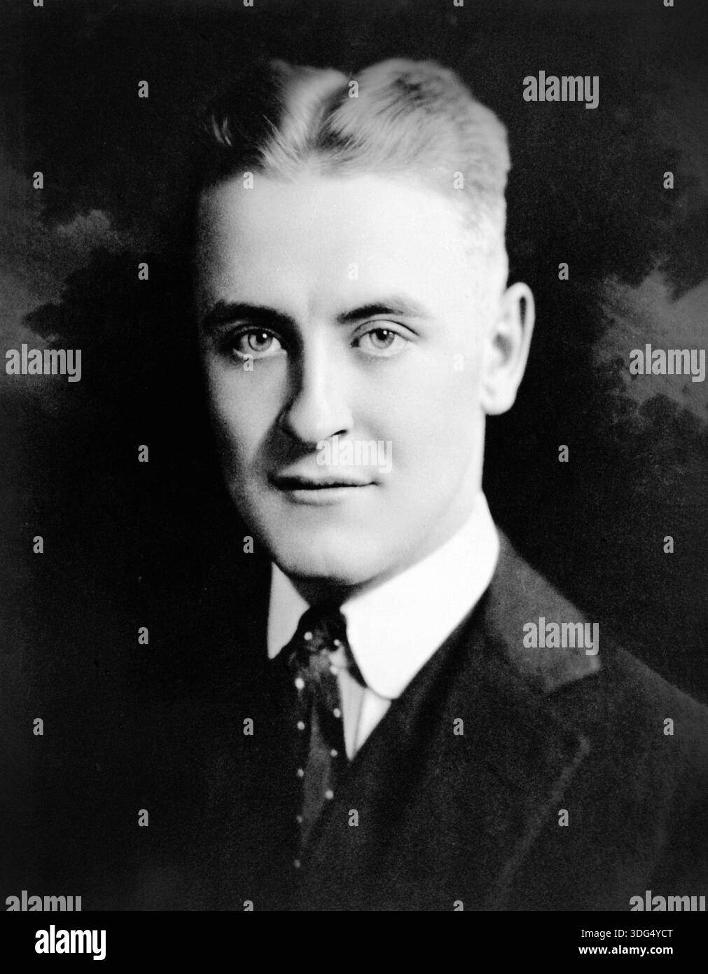 Ce captivant portrait en noir et blanc met en scène le romancier américain F. Scott Fitzgerald, probablement pris vers 1920. Le célèbre écrivain, connu pour ses œuvres retraçant l'âge du Jazz, regarde directement le spectateur, dégageant un comportement réfléchi et composé dans cette photographie publicitaire. Banque D'Images