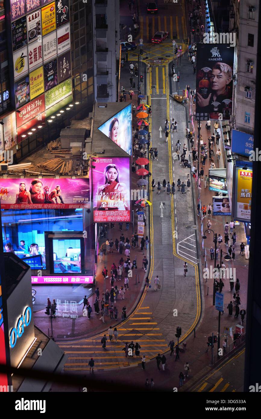 HONG KONG, CHINE - 16 NOVEMBRE 2025 : vue nocturne avec néons dans la région de Causeway Bay à Hong Kong, Chine. Banque D'Images