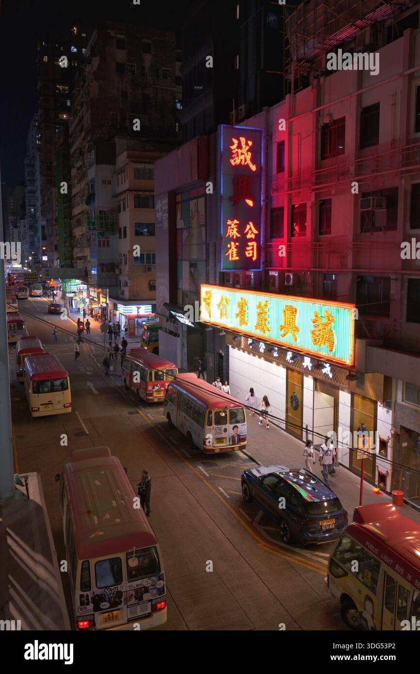 HONG KONG, CHINE - 5 NOVEMBRE 2025 : vue de nuit avec néons et autobus à lumière publique rouge dans Tung Choi Street à Kowloon, Hong Kong, Chine. Banque D'Images