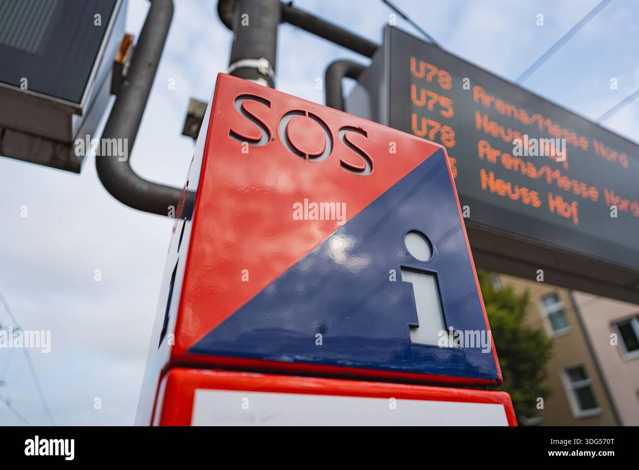 Stand SOS rouge d'urgence sur une plate-forme de tramway U-bahn Banque D'Images