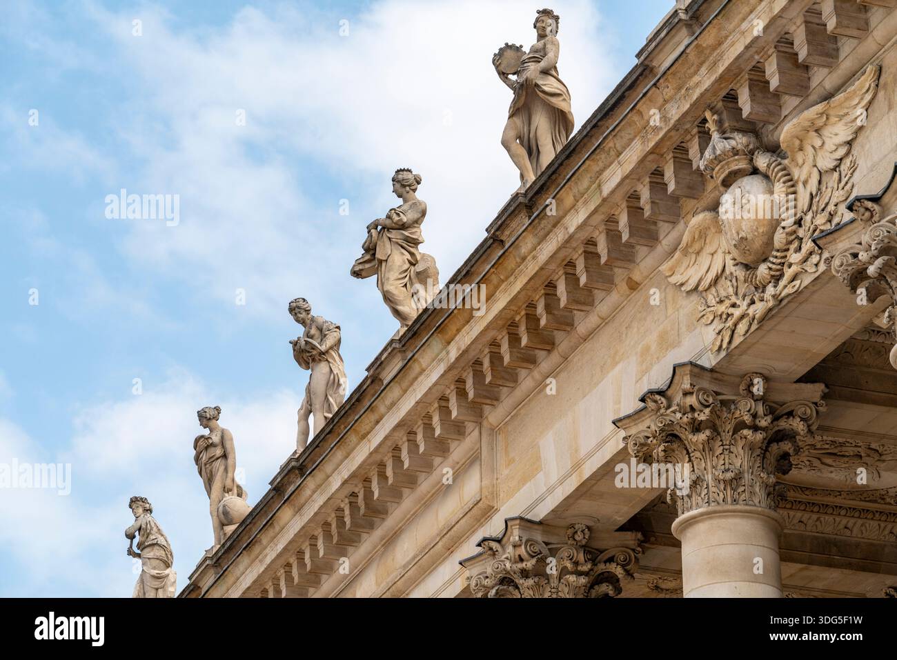 Détail architectural comprenant quelques sculptures et ornements sculptés vus à Bordeaux, une ville du département de la Gironde dans le sud-ouest de la France Banque D'Images