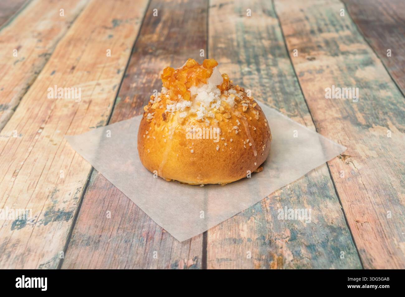 Un roscón coupé en plusieurs morceaux irréguliers pour servir, où chaque portion montre la texture aérée et élastique de la miette Banque D'Images