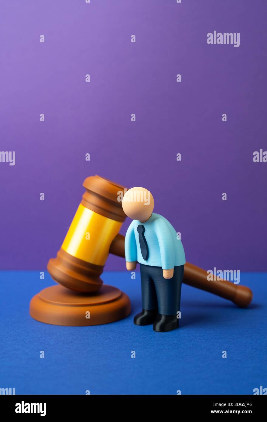 Un employé de bureau abattu et un marteau de juge. La violation des droits des travailleurs, la détérioration des conditions de travail et le renforcement du contrôle exercé par les BU Banque D'Images