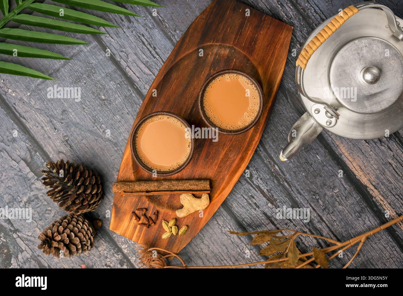 Thé indien masala chai. Thé épicé Masala chai au lait et aux épices ou karak chai ou chai de coupe. Thé avec dosette de thé indienne, restaurant, bar, ethnique, c Banque D'Images
