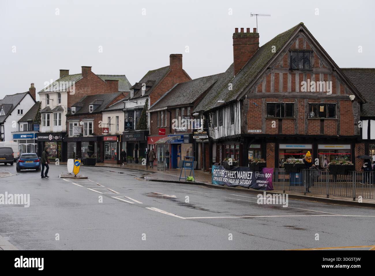 Vue le long de Wood Street par temps humide, Stratford-upon-Avon, Warwickshire, Royaume-Uni Banque D'Images