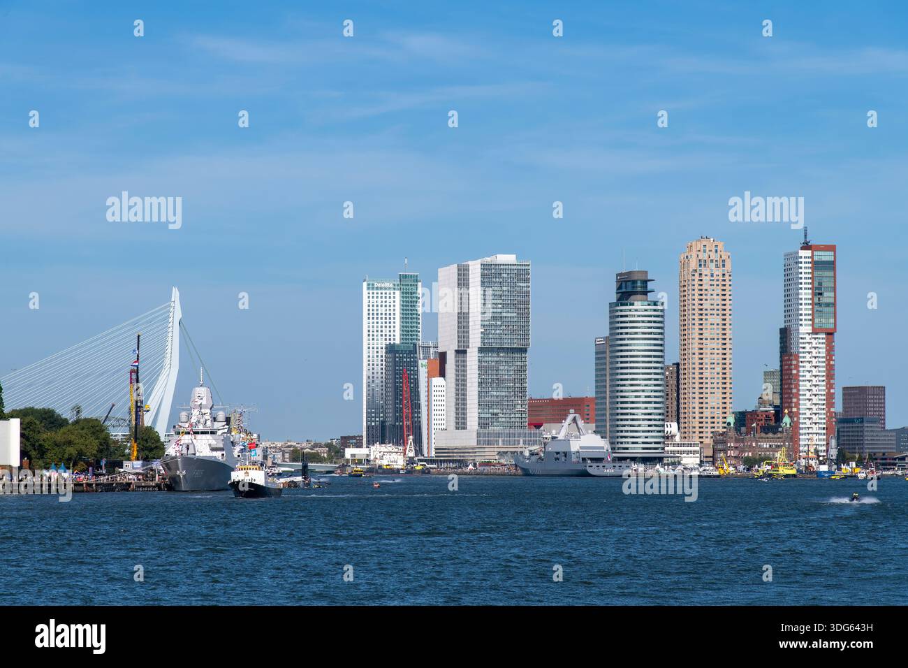 Rotterdam, pays-Bas-7 septembre 2025 : vue panoramique sur la rivière Nieuwe Maas pendant les jours de port vers Kop van Zuid avec divers navires (de la marine) Banque D'Images