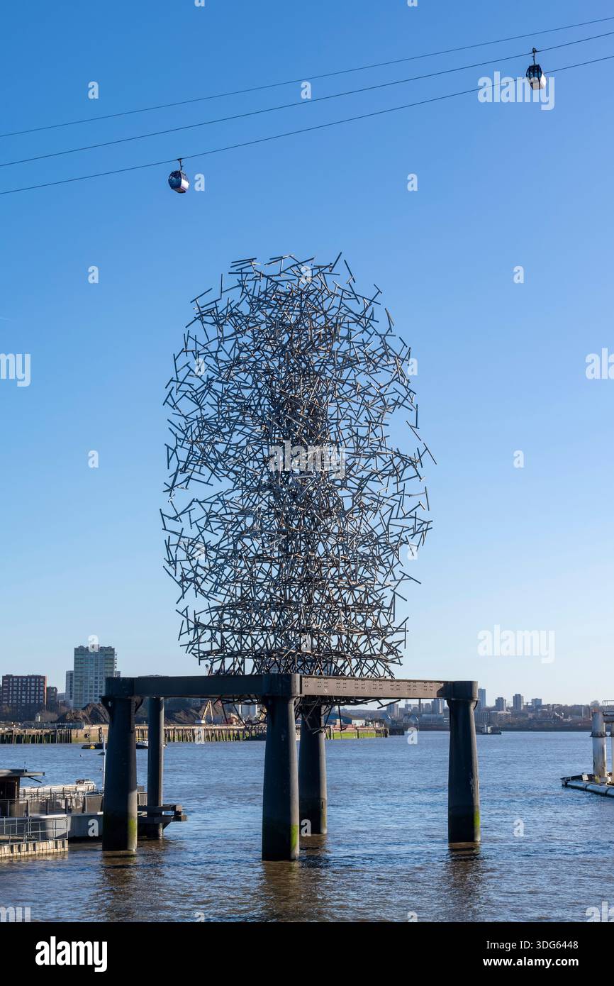 Londres, Angleterre- 30 novembre 2025 ; sculpture contemporaine le nuage quantique d'unités tétraédriques d'acier par Antony Gormley à côté de l'O2 avec ci-dessus Banque D'Images