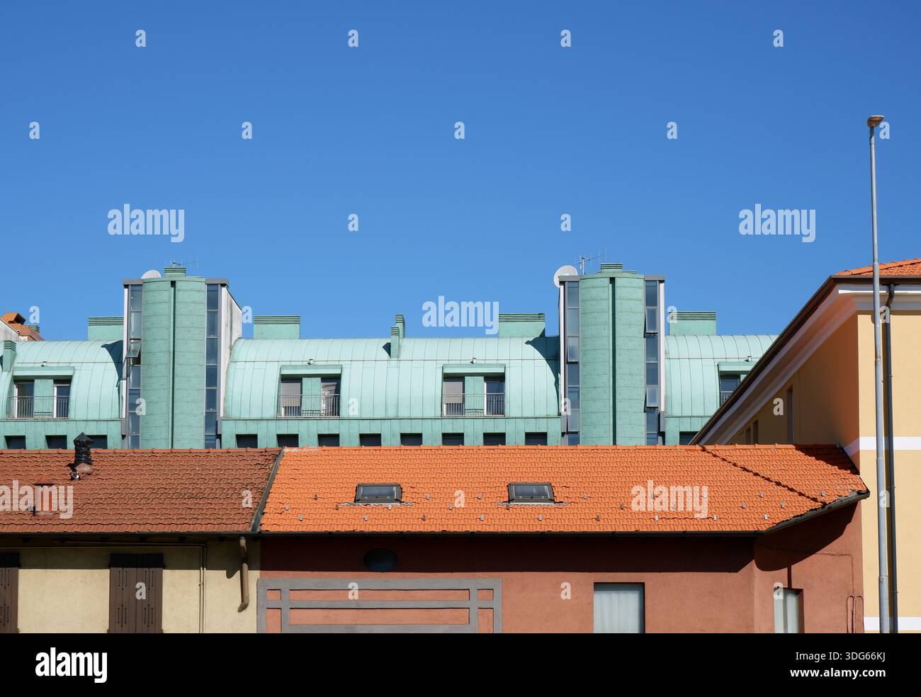 Bâtiments résidentiels anciens et modernes, Italie Banque D'Images