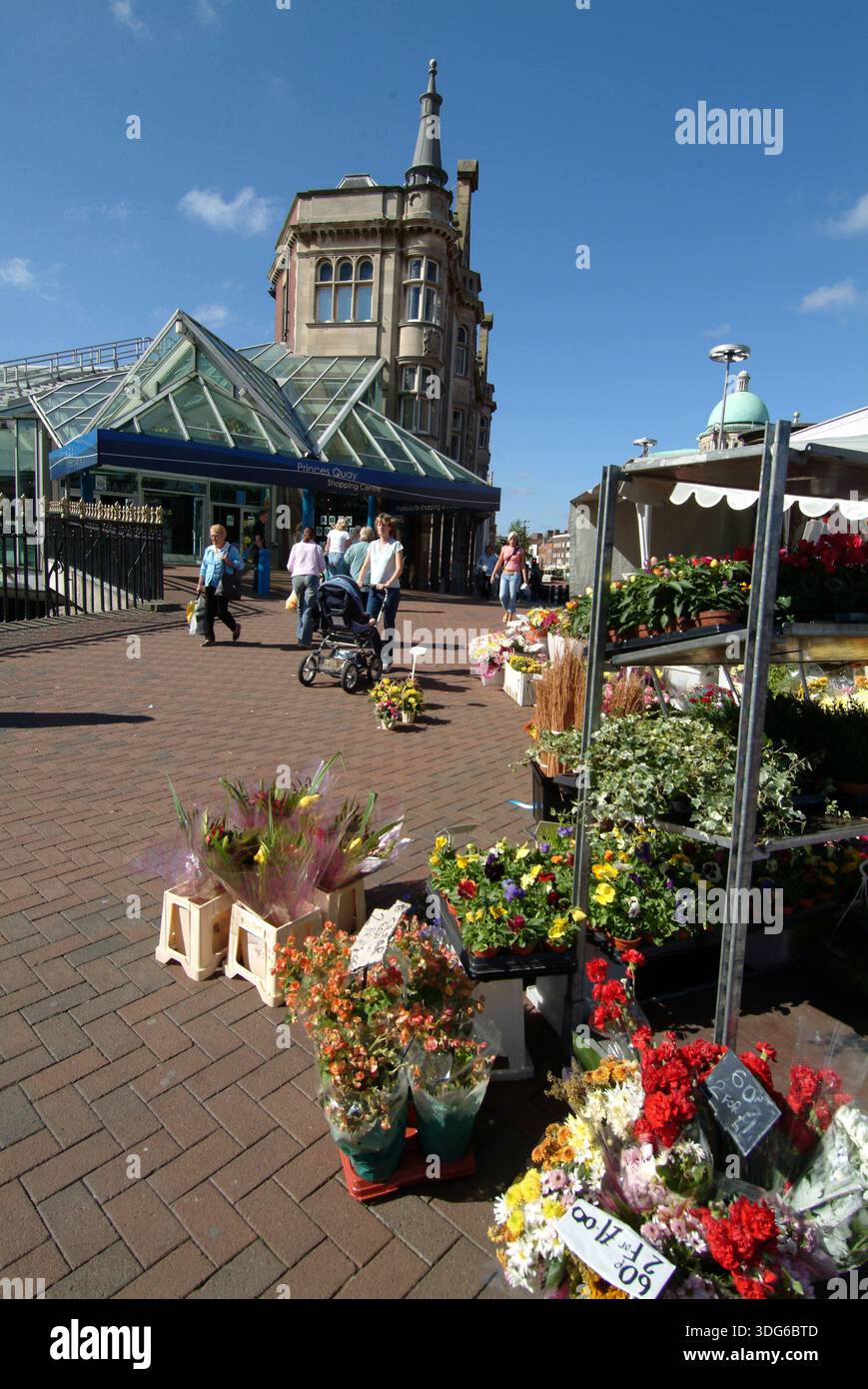 Vendeur de fleurs par Princes Quay centre commercial Hull. - Hull, Royaume-Uni : mai 2022 Banque D'Images