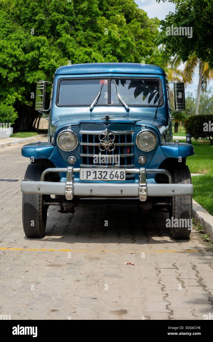 Varadero, Cuba - 2 septembre 2023 : vue de face de la voiture tout terrain Jeep Willys Station Wagon garée à Cuba Banque D'Images