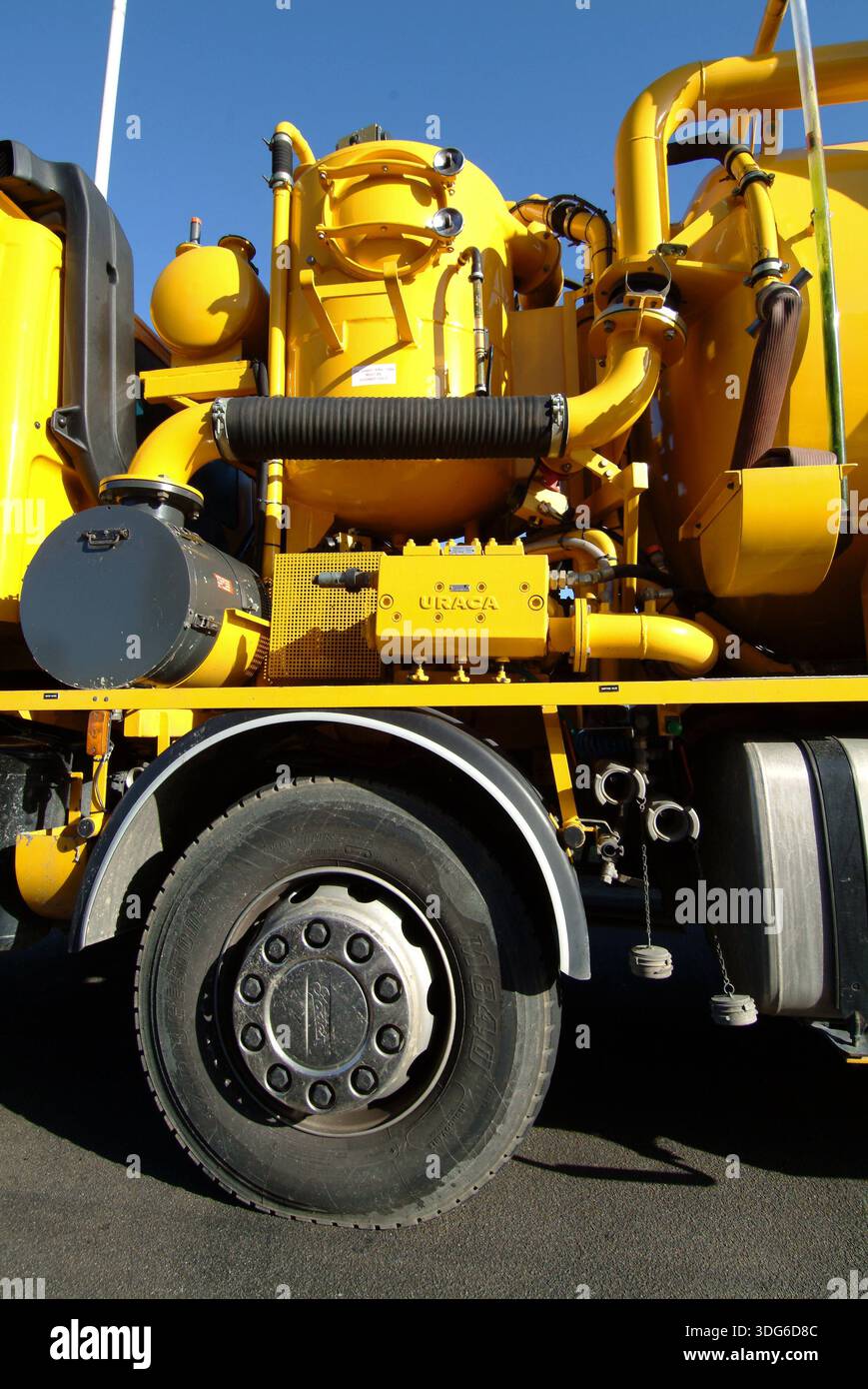 Une unité de recyclage montée sur camion traite des matériaux triés pour les efforts de durabilité urbaine. - Hillingdon, Royaume-Uni : mai 2022 Banque D'Images