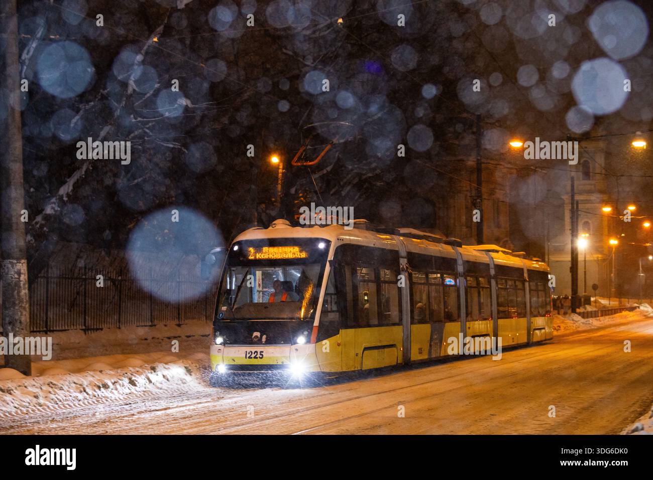 Lviv, Ukraine - 14 février 2026 : Modern Electron Tram navigant de fortes chutes de neige à Lviv Banque D'Images