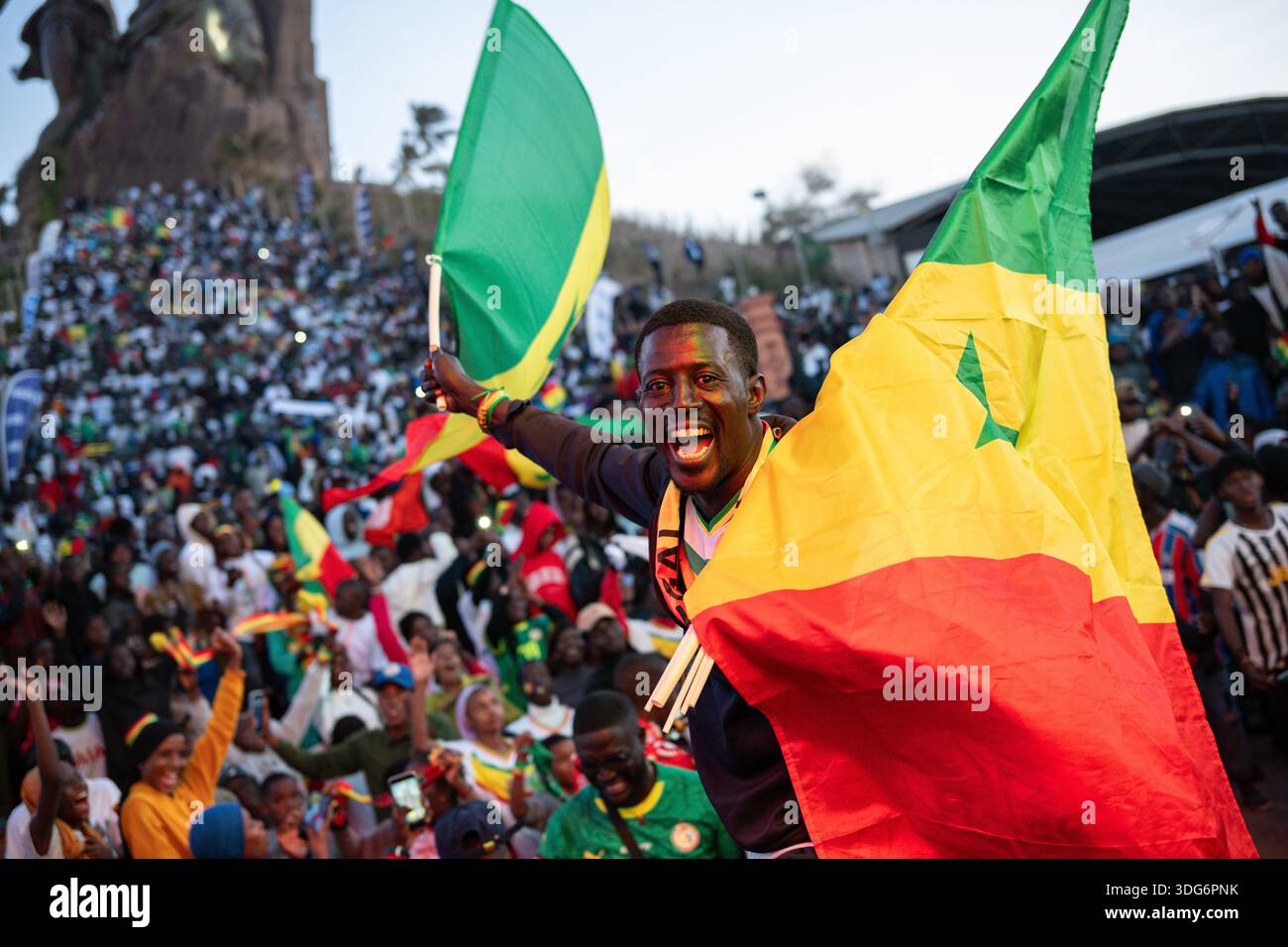 Dakar, Sénégal. 14 janvier 2026. Les supporters célèbrent la victoire du Sénégal sur l'Égypte lors des demi-finales de la Coupe d'Afrique des Nations le 14 janvier 2026 dans la zone des fans installée au Monument de la Renaissance à Dakar, au Sénégal. - 14/01/2026 - Sénégal/Dakar District/Dakar - Nicolas réméné/le Pictorium crédit : LE PICTORIUM/Alamy Live News Banque D'Images