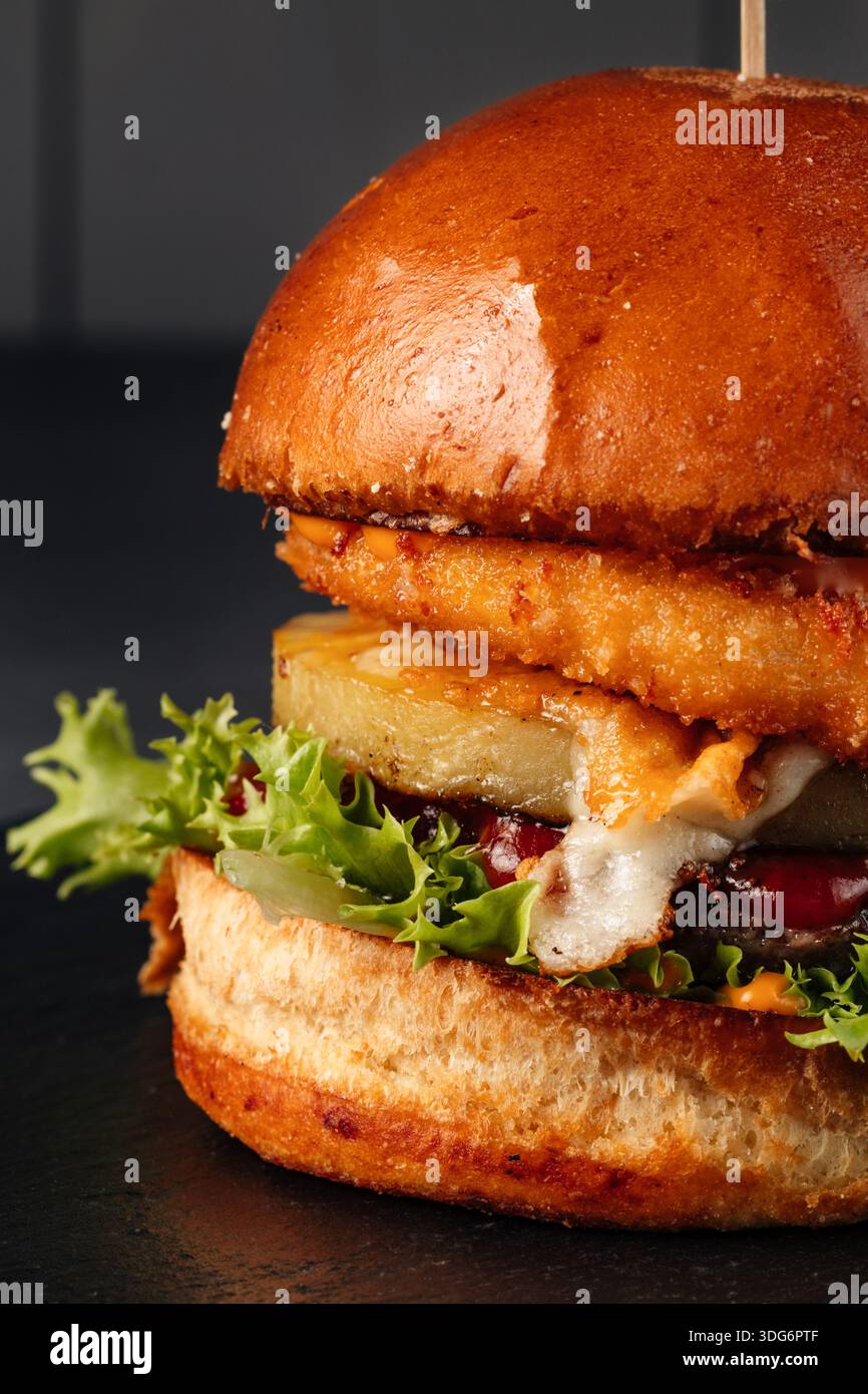Hamburger de poisson frais composé d'un filet de poisson doré croustillant, d'une sauce crémeuse, de laitue et d'un pain doux grillé. Banque D'Images