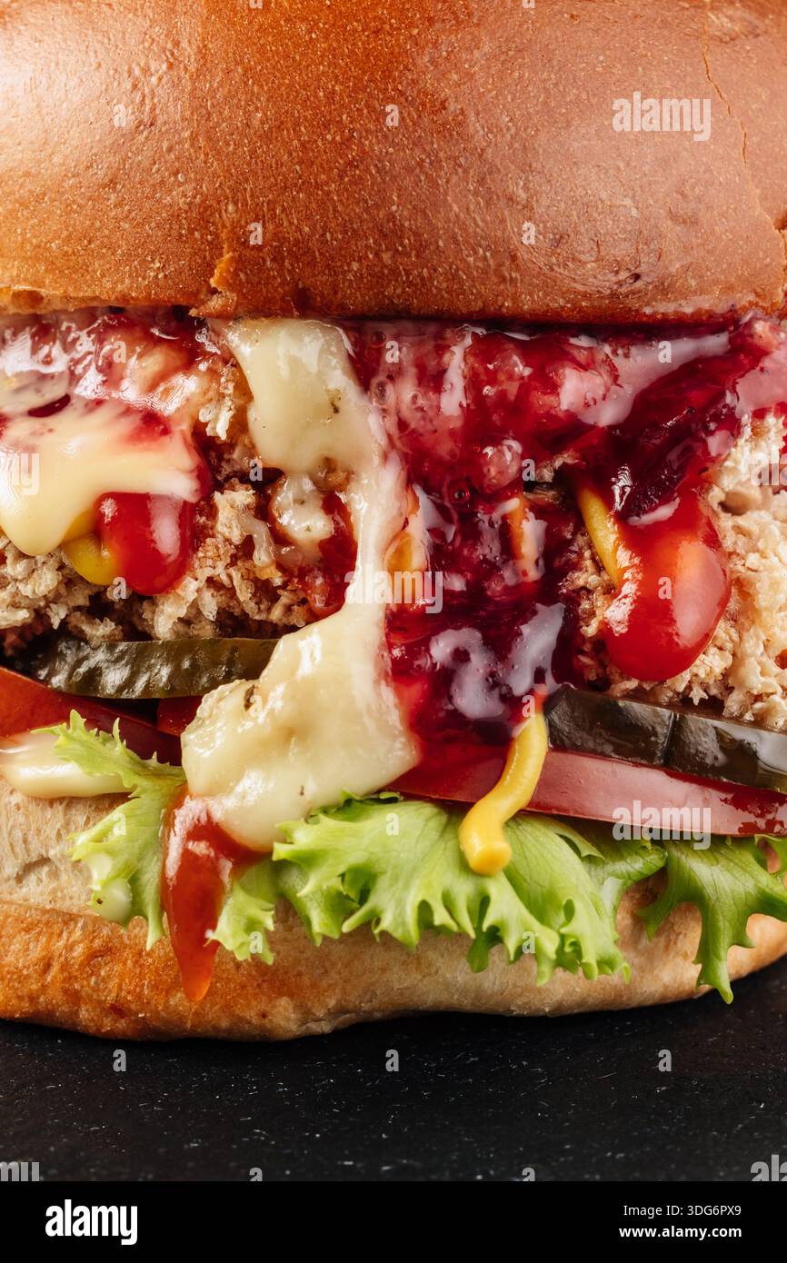 Gros plan d'un burger de bœuf à deux couches. Banque D'Images