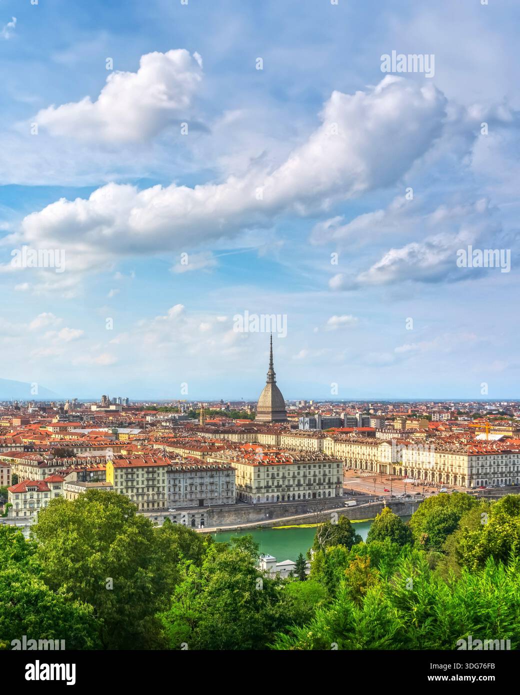 Vue panoramique de Turin, Turin, depuis Monte dei Cappuccini avec la mole Antonelliana. Le paysage urbain comprend le fleuve Pô et les Alpes, le Piémont Banque D'Images