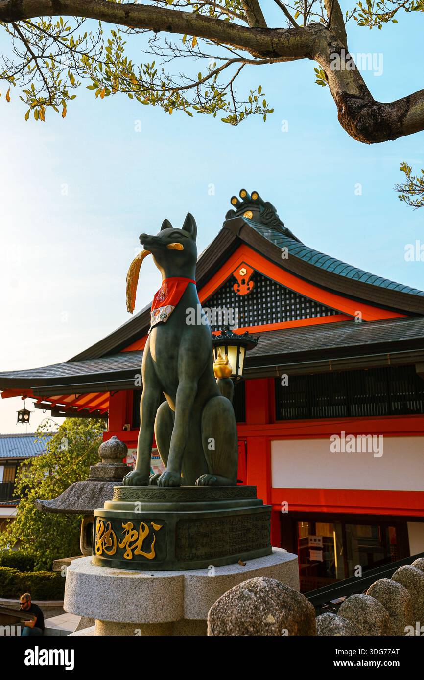 Statue du renard d'Inari au sanctuaire Shinto traditionnel au Japon Banque D'Images