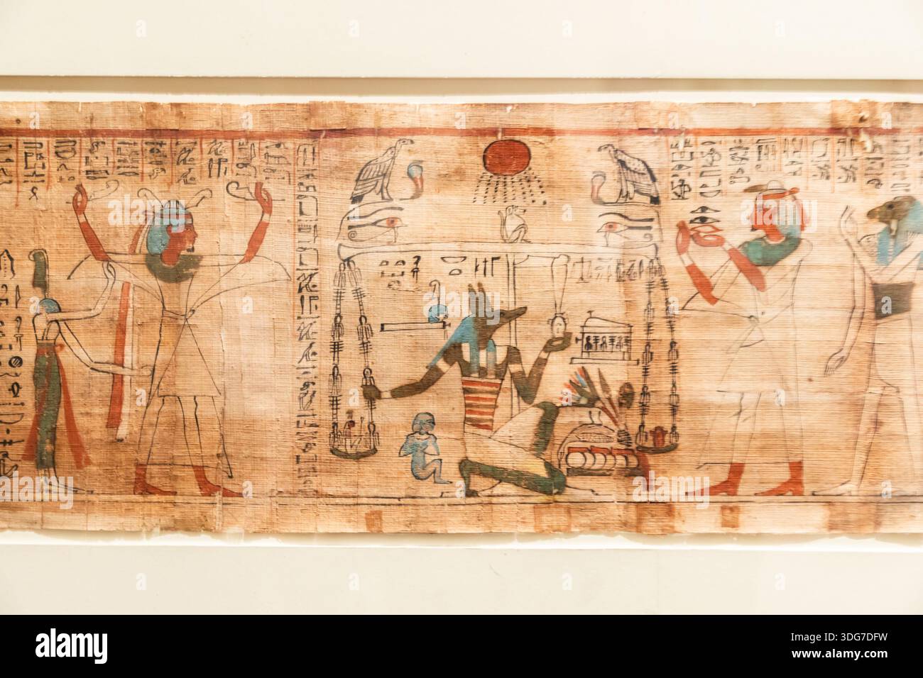 Turin, Italie - avril 2025 : Musée égyptien. Papyrus antique original, écrit en vieil égyptien, 27e-22e cent. BC Banque D'Images
