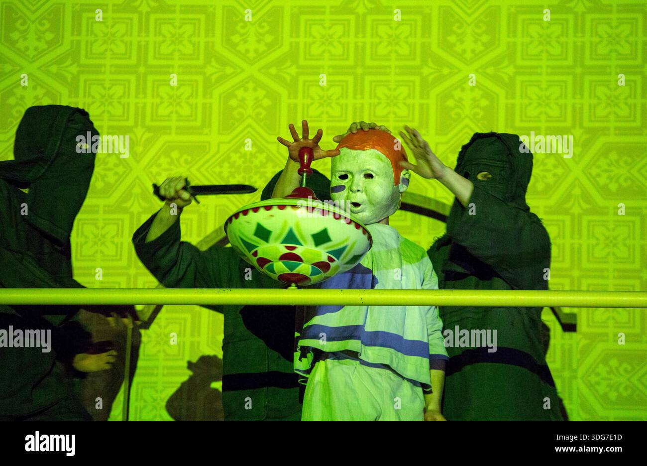 Le meurtre supposé mimé de Dmitry, fils cadet d'Ivan le terrible dans BORIS GODOUNOV au Royal Opera House, Covent Garden, Londres WC2 14/03/2016 musique et livret : Modest Petrovich Musorgsky (d'après Pouchkine) chef d'orchestre : Antonio Pappano décor : Miriam Buether costumes : Nicky Gillibrand éclairage : Mimi Jordan Sherin mouvement : Ben Wright réalisateur : Richard Jones Banque D'Images